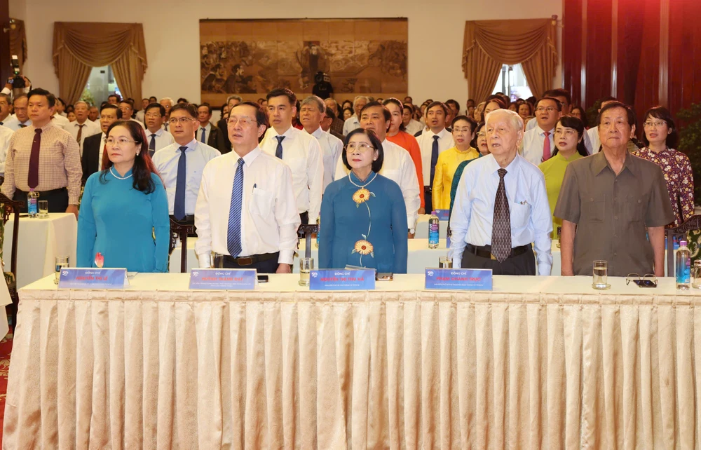 Phó Trưởng Ban Tuyên giáo và Dân vận Trung ương Huỳnh Thành Đạt, Chủ tịch HĐND TPHCM Nguyễn Thị Lệ cùng đại biểu thực hiện nghi thức chào cờ trước khi buổi lễ diễn ra 20.jpg