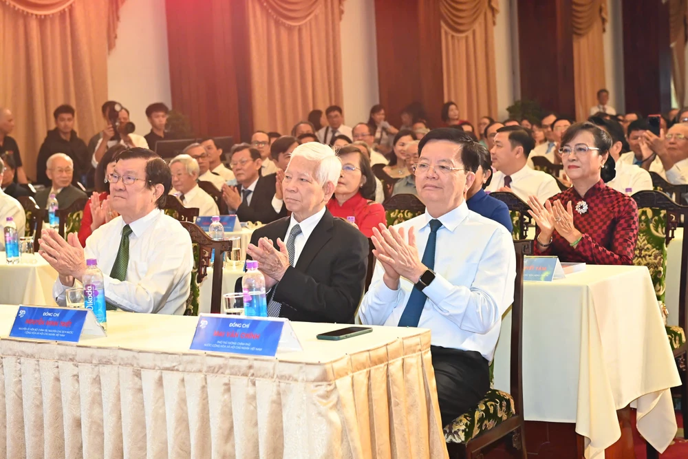 Các đồng chí lãnh đạo, nguyên lãnh đạo Nhà nước và TPHCM đến dự 29.jpg