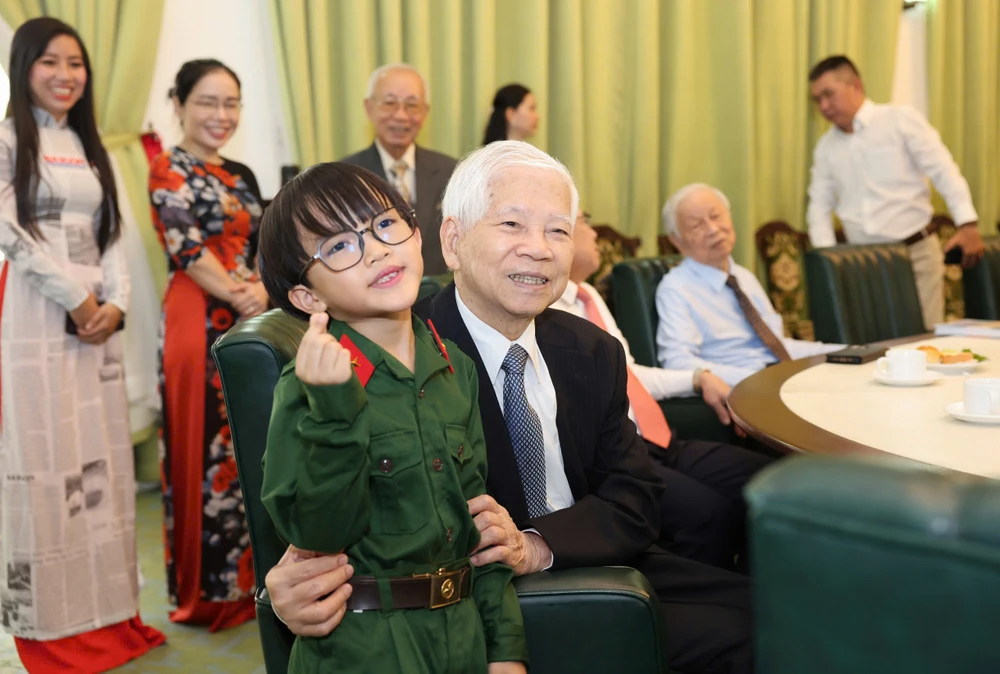 Nguyên Chủ tịch nước Nguyễn Minh Triết dự lễ kỷ niệm 50 năm ngày Báo SGGP ra số đầu tiên 50.jpg