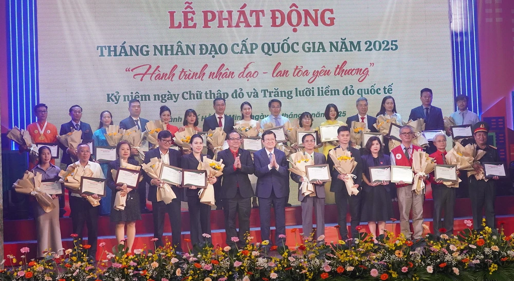 សមមិត្ត Truong Tan Sang ប្រគល់ប័ណ្ណថ្លែងអំណរគុណ និងផ្កាជូនអង្គភាព។ 10.JPG