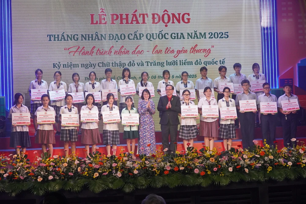 សិស្សានុសិស្សដែលឆ្លងកាត់ការលំបាក និងសិក្សាបានល្អនៅទីក្រុងហូជីមិញ ទទួលបានអាហារូបករណ៍ 11.JPG