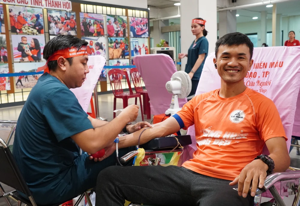 អ្នកស្ម័គ្រចិត្តបរិច្ចាគឈាមដោយស្ម័គ្រចិត្ត 2.JPG