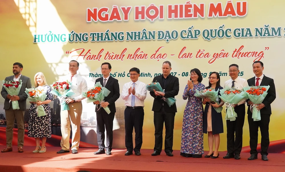 សមមិត្ត Nguyen Manh Cuong និង Tran Thi Dieu Thuy ជូនផ្កាថ្លែងអំណរគុណចំពោះអង្គភាព និងតំណាងស្ថានកុងស៊ុលនៃប្រទេសនានា។ 4.JPG