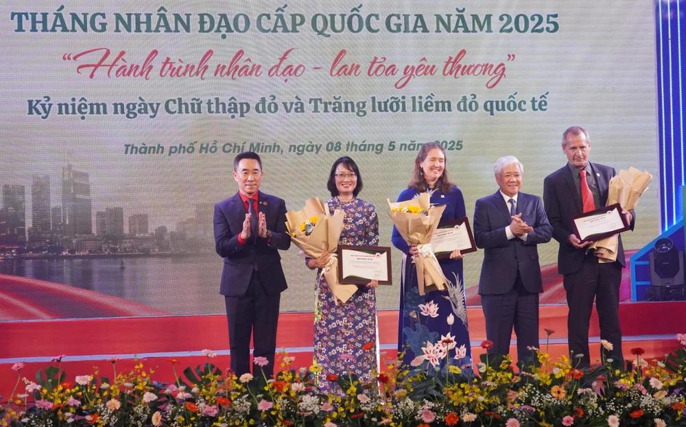 សមមិត្ត Do Van Chien ជូនប័ណ្ណថ្លែងអំណរគុណ និងផ្កាជូនអង្គភាព។ 7.JPG