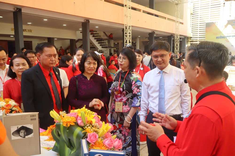 សមមិត្ត Nguyen Manh Cuong បានទៅទស្សនាសកម្មភាពនានាក្នុងពិធីសម្ពោធ។ 8-5. 1.jpg