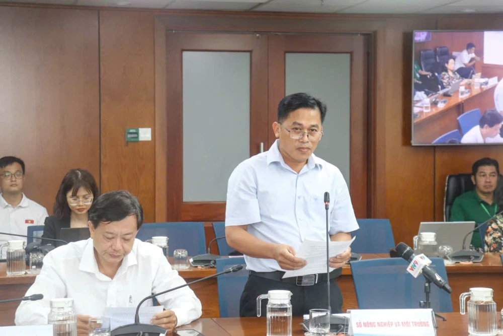 Ông Phạm Tấn Lộc, Phó Trưởng Phòng Đăng ký, Văn phòng Đăng ký đất đai TPHCM thông tin tại họp báo 8-5. Sở NN-MT.jpg