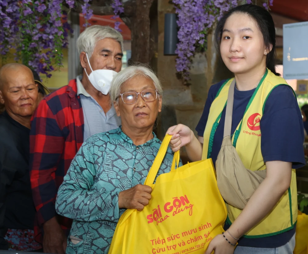 Tình nguyện viên Vầng Trăng Khuyết tặng quà đến các cụ già vô gia cư 10-5. 1.JPG