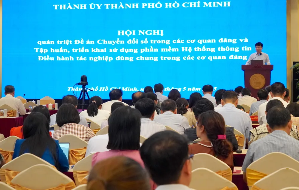 Phó Cục trưởng Cục Chuyển đổi số - Cơ yếu, Văn phòng Trung ương Đảng Đào Văn Thành phổ biến các nội dung cốt lõi, trọng tâm của Đề án Chuyển đổi số trong các cơ quan Đảng. Ảnh: PHƯƠNG UYÊN 11.JPG
