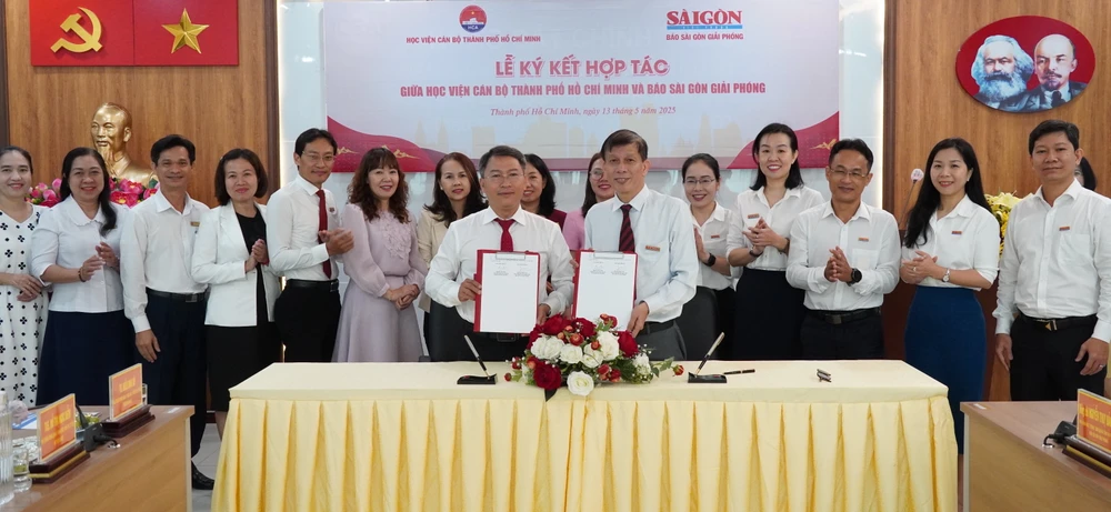 Giám đốc Học viện Cán bộ TPHCM Nguyễn Tấn Phát và Phó Tổng Biên tập phụ trách Báo SGGP Nguyễn Khắc Văn thực hiện nghi thức ký kết hợp tác. Ảnh: CHÍ THẠCH 2.JPG