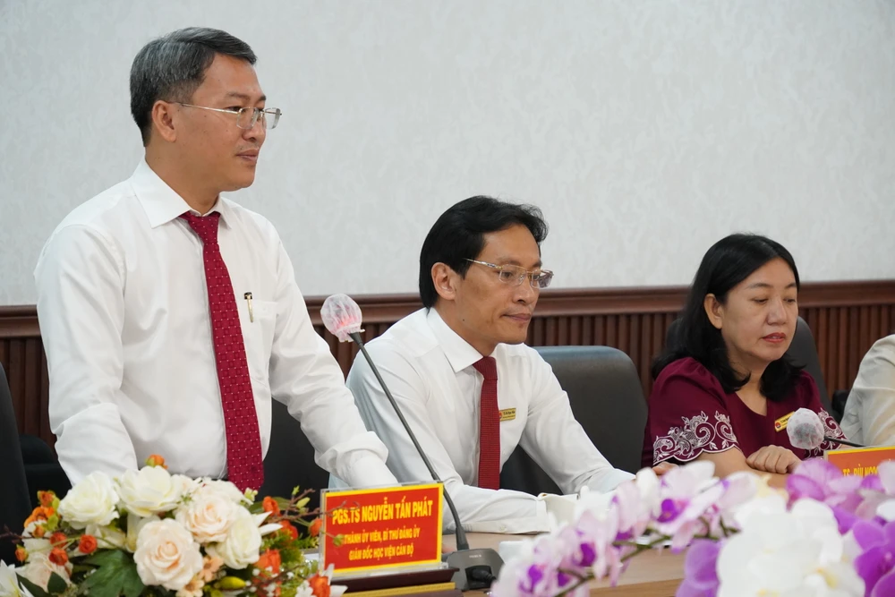 Giám đốc Học viện Cán bộ TPHCM Nguyễn Tấn Phát phát biểu tại buổi ký kết. Ảnh: CHÍ THẠCH 5.JPG
