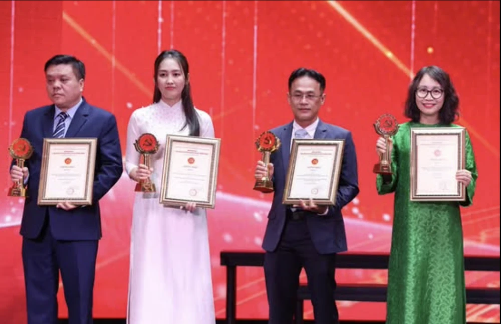 Báo SGGP nhận Giải C Giải Búa liềm vàng lần thứ IX - năm 2024 với loạt bài “Lãng phí - Giặc nội xâm”. Ảnh: QUANG PHÚC Ảnh chụp Màn hình 2025-05-14 lúc 11.00.22.png
