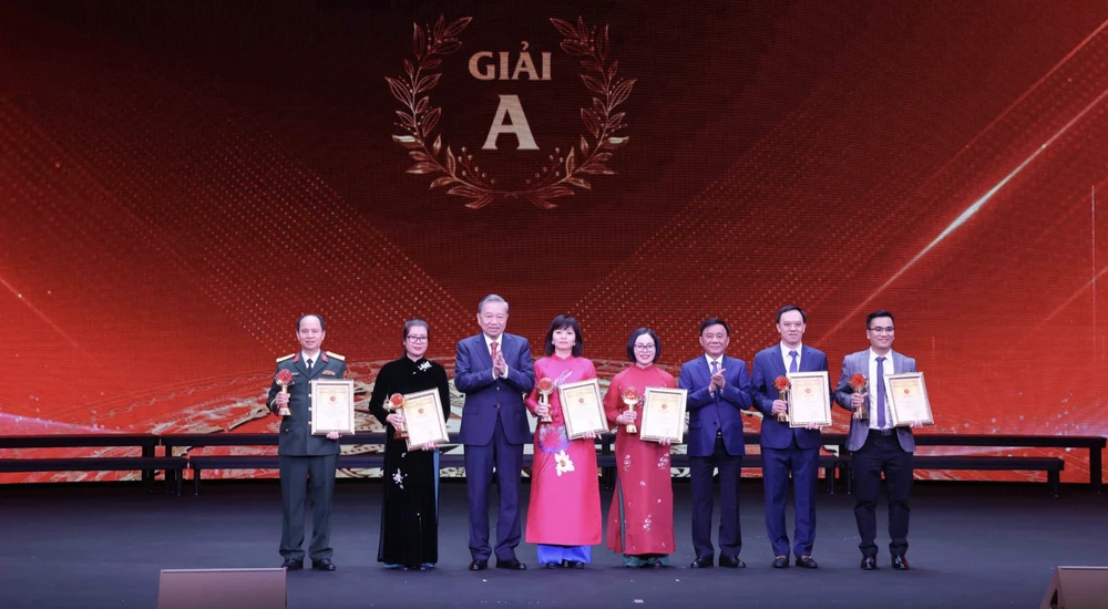 Tổng Bí thư Tô Lâm trao Giải A cho các Giải Búa liềm vàng lần thứ IX - năm 2024 cho các tác giả, nhóm tác giả Ảnh chụp Màn hình 2025-05-14 lúc 11.02.02.png