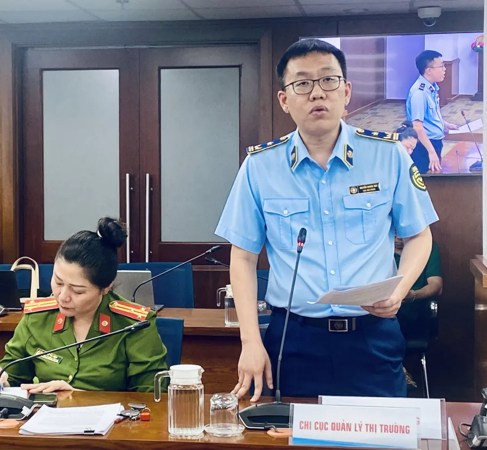 Ông Nguyễn Quang Huy, Phó Chi cục trưởng Chi Cục Quản lý thị trường thông tin tại buổi họp báo 1.png