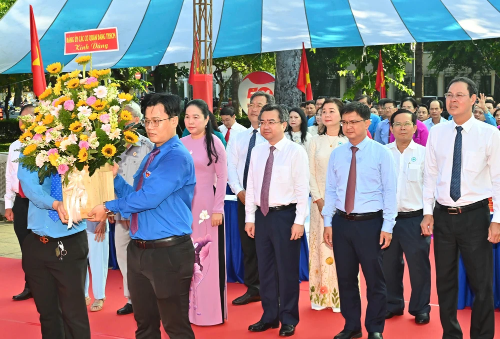 Trước khi diễn ra buổi lễ, các đại biểu đã dâng hương, dâng hoa Chủ tịch Hồ Chí Minh; dâng hương cố Tổng Bí thư Nguyễn Phú Trọng. Ảnh VIỆT DŨNG 15-5. 2.jpg