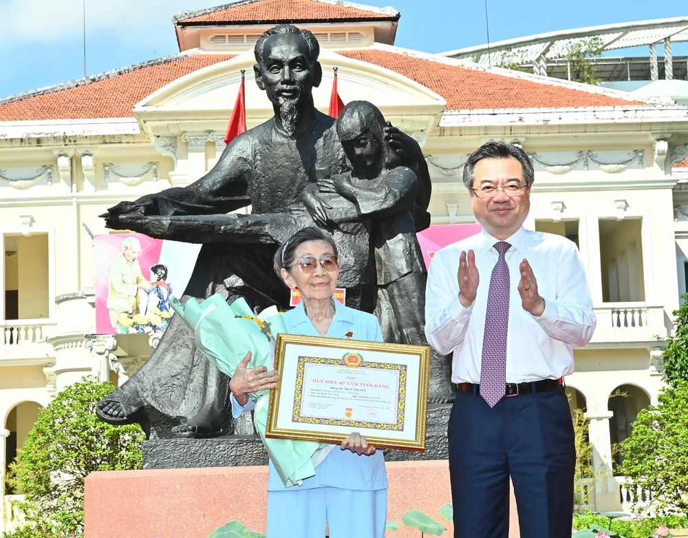 Đồng chí Nguyễn Thanh Nghị trao Huy hiệu 65 năm tuổi Đảng đến đồng chí Trần Thị Túc, Đảng viên Đảng bộ Liên hiệp các Hội Khoa học và Kỹ thuật TPHCM. Ảnh VIỆT DŨNG 15-5. 3.jpg