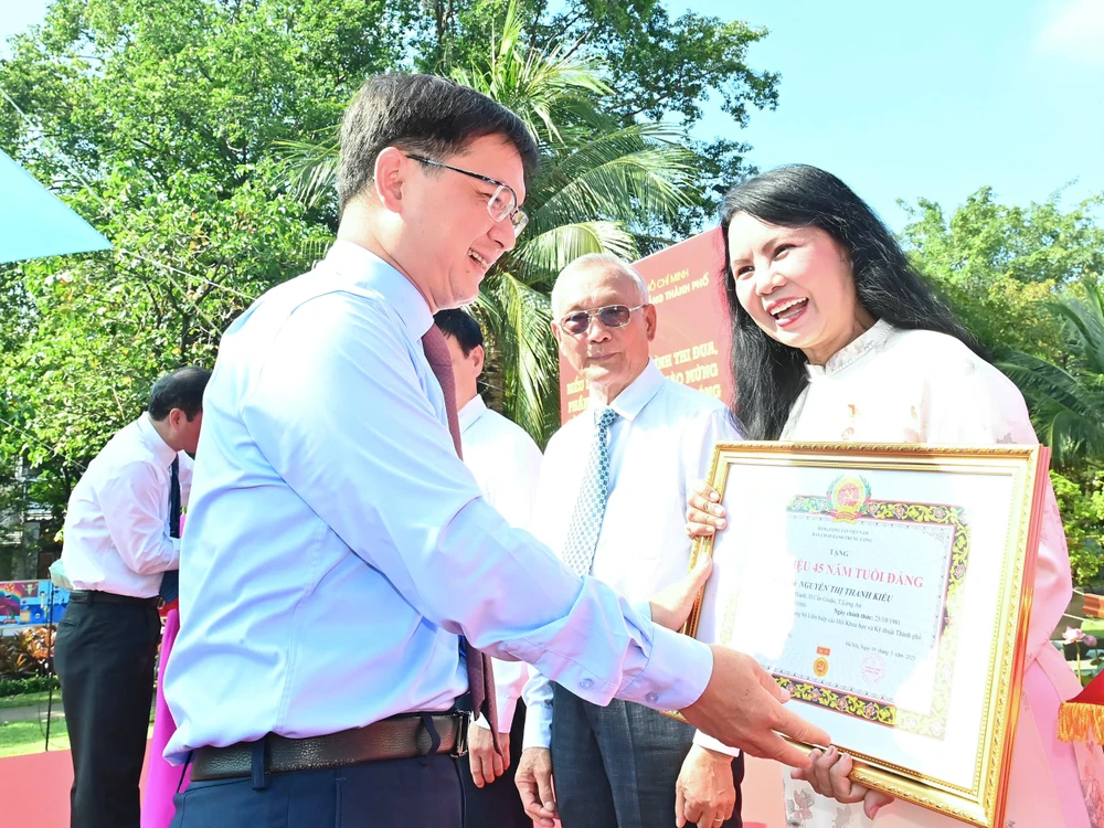 Đồng chí Nguyễn Mạnh Cường trao Huy hiệu 45 năm tuổi Đảng đến đảng viên thuộc Đảng bộ các cơ quan Đảng TPHCM. Ảnh VIỆT DŨNG 15-5. 5.jpg