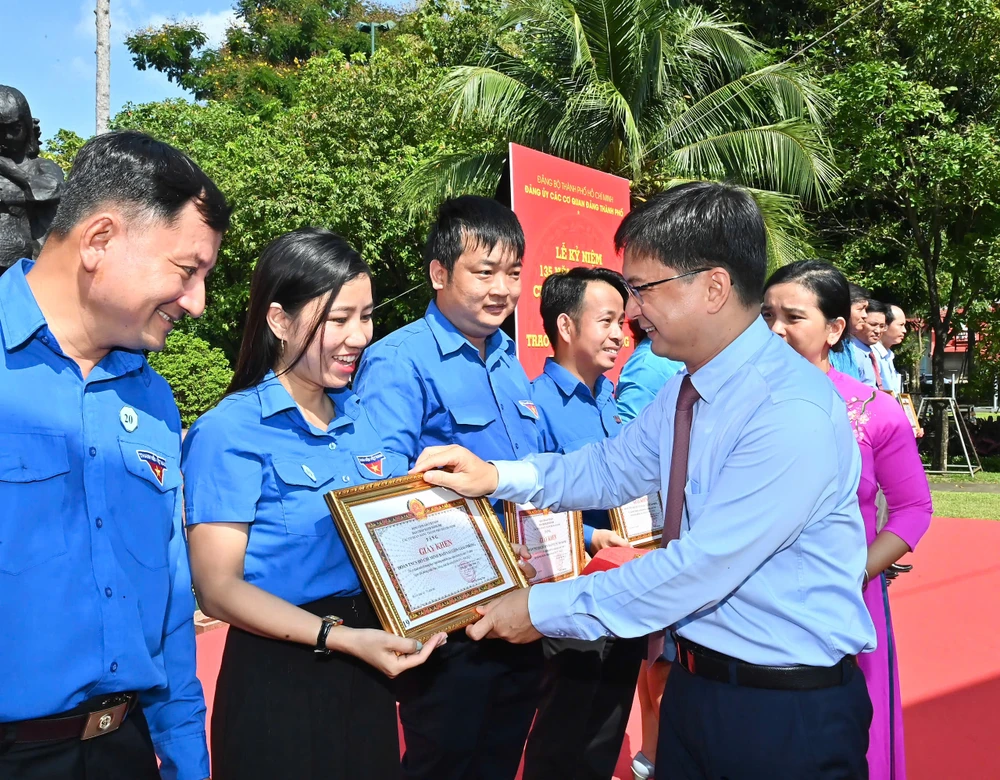 Đồng chí Nguyễn Mạnh Cường tặng giấy khen của Ban Chấp hành Đảng bộ các cơ quan Đảng TPHCM đến Đoàn Thanh niên Báo SGGP. Ảnh VIỆT DŨNG 15-5. 8.jpg