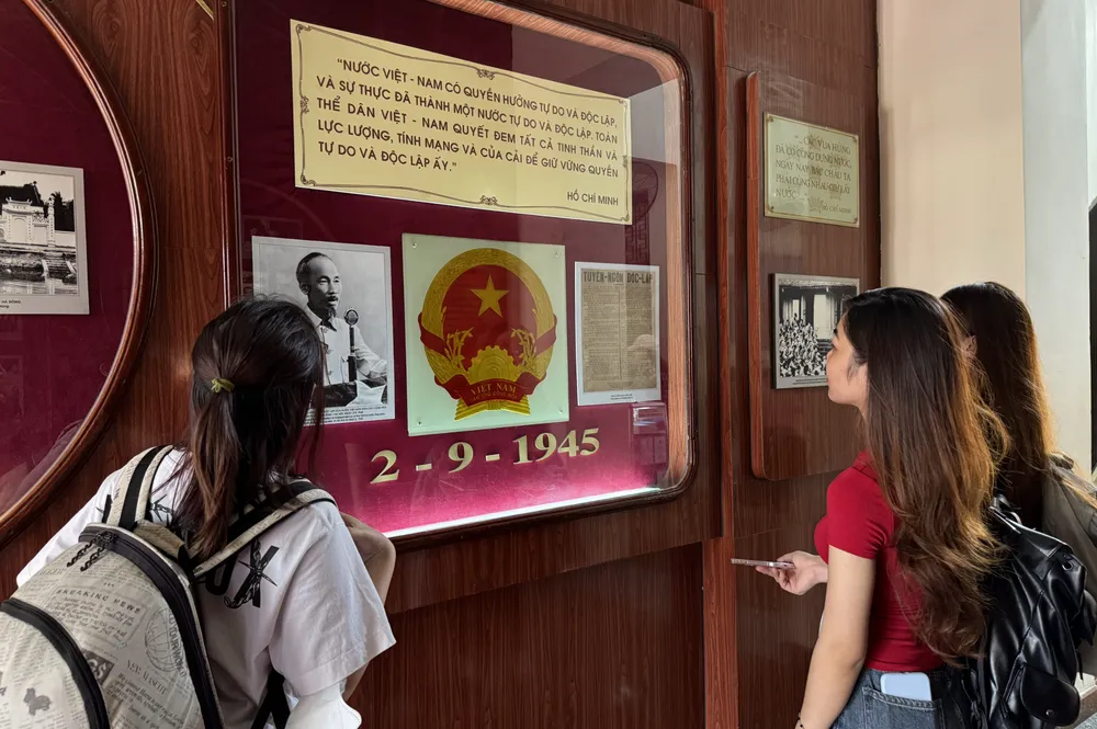 Du khách tham quan Bảo tàng Hồ Chí Minh - Chi nhánh TPHCM 2.png
