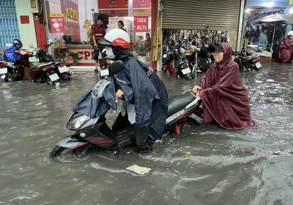 Mưa lớn gây ngập tại khu vực chợ Thủ Đức. Ảnh: QUỐC HÙNG 3.png