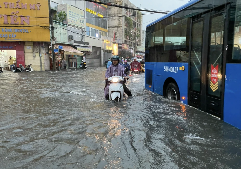 Mưa lớn gây ngập tại khu vực chợ Thủ Đức. Ảnh: QUỐC HÙNG 4.png