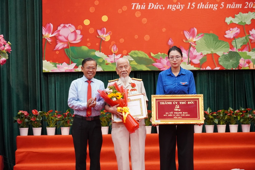 Bí thư Thành ủy TP Thủ Đức Nguyễn Hữu Hiệp trao Huy hiệu đến đồng chí nhận Huy hiệu 70 năm tuổi Đảng 6HH04730.JPG