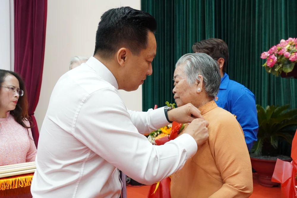 Phó Bí thư Thành ủy TP Thủ Đức Hoàng Tùng trao Huy hiệu Đảng đến các đồng chí cao tuổi Đảng 6HH04761.JPG