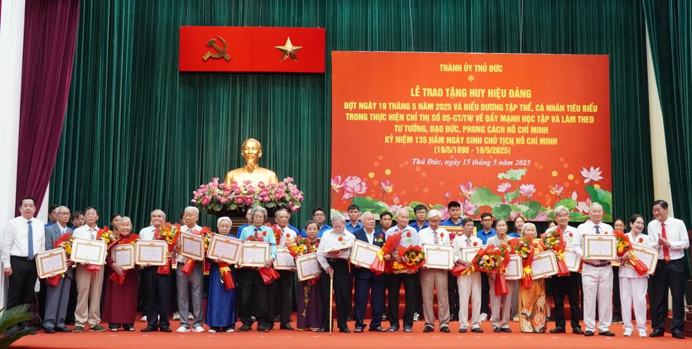Lãnh đạo TP Thủ Đức trao tặng Huy hiệu Đảng đến các đảng viên cao tuổi Đảng 6HH04775.JPG
