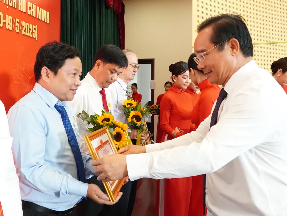 Đồng chí Nguyễn Văn Được tặng Giấy khen đến các tập thể được biểu dương. Ảnh: PHƯƠNG UYÊN 1.JPG