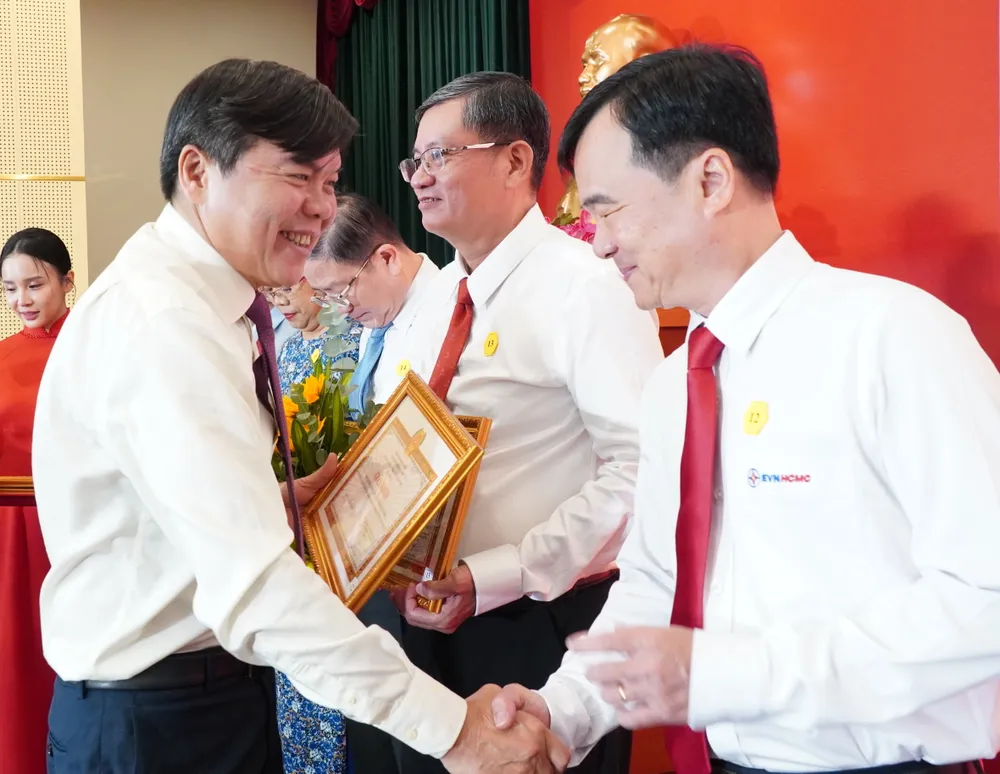 Đồng chí Tăng Hữu Phong chúc mừng các tập thể được biểu dương. Ảnh: PHƯƠNG UYÊN 12.JPG