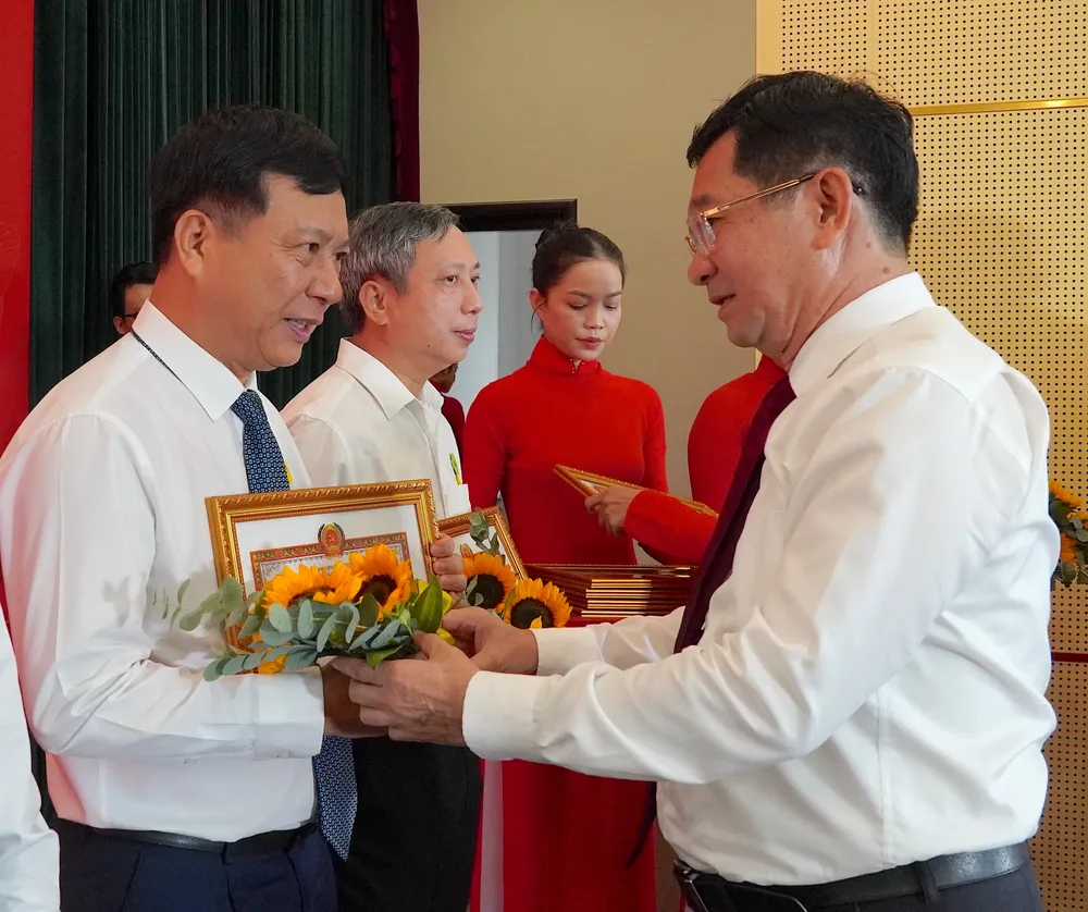 Đồng chí Dương Ngọc Hải tặng Giấy khen đến các tập thể thực hiện tốt việc học và làm theo Bác năm 2025. Ảnh: PHƯƠNG UYÊN 3.JPG