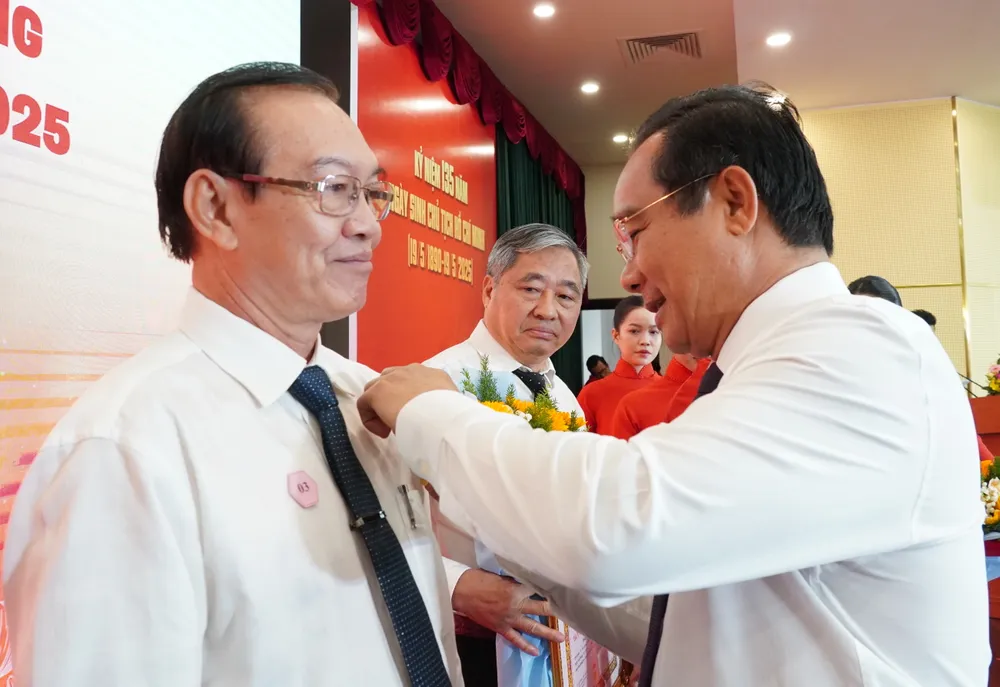 Đồng chí Nguyễn Văn Được trao Huy hiệu 45 năm tuổi Đảng đến các đảng viên. Ảnh: PHƯƠNG UYÊN 5.JPG