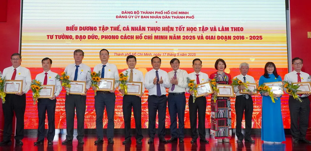 Đồng chí Nguyễn Văn Được và đồng chí Tăng Hữu Phong chúc mừng các tập thể được biểu dương điển hình học và làm theo tư tưởng, đạo đức, phong cách Chủ tịch Hồ Chí Minh năm 2025. Ảnh: PHƯƠNG UYÊN 6.JPG