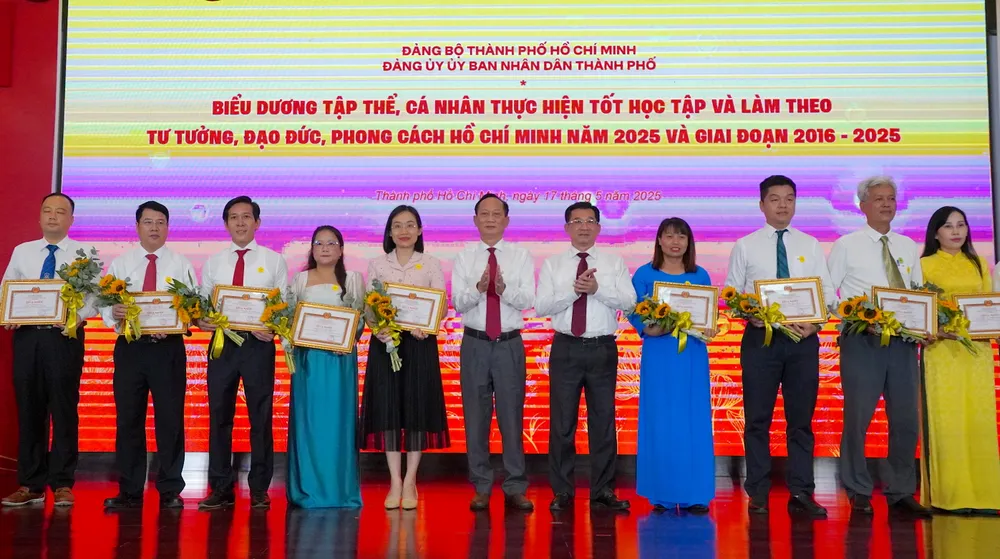 Các tập thể, cá nhân được biểu dương điển hình học và làm theo Bác. Ảnh: PHƯƠNG UYÊN 7.JPG