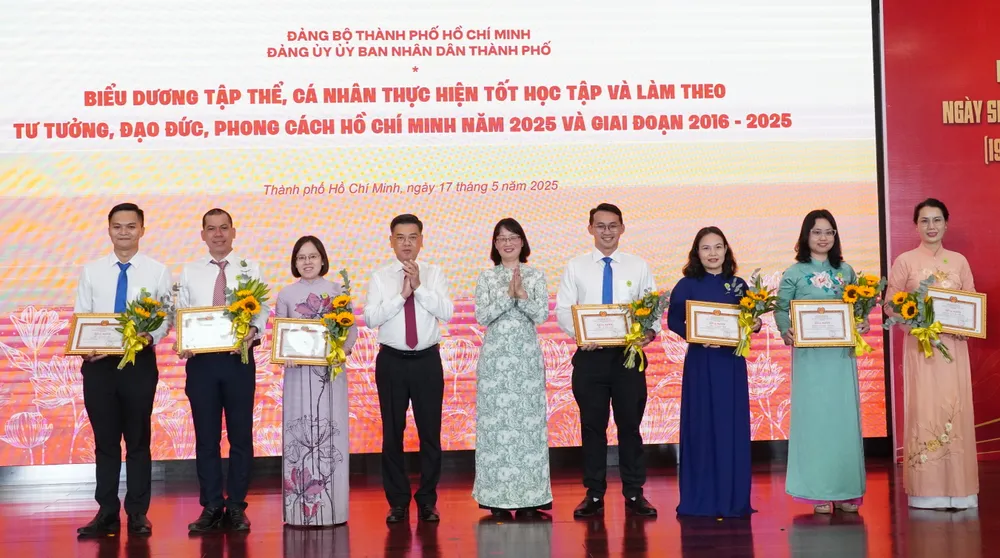 Phó Chủ tịch UBND TPHCM Nguyễn Văn Dũng và Trần Thị Diệu Thúy biểu dương các cá nhân điển hình trong học và làm theo Bác giai đoạn 2016-2025. Ảnh: PHƯƠNG UYÊN 9.JPG