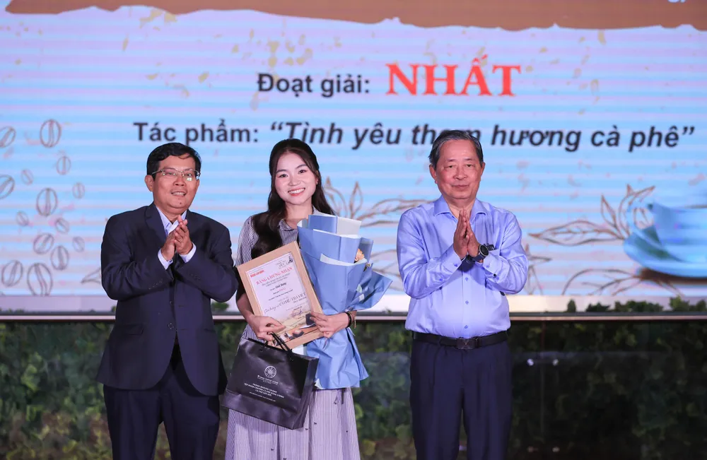 Tác giả Đặng Thị Phương được trao giải Nhất với tác phẩm "Tình yêu thơm hương cà phê". Ảnh: BTC 18-5. NĐL 3.jpg