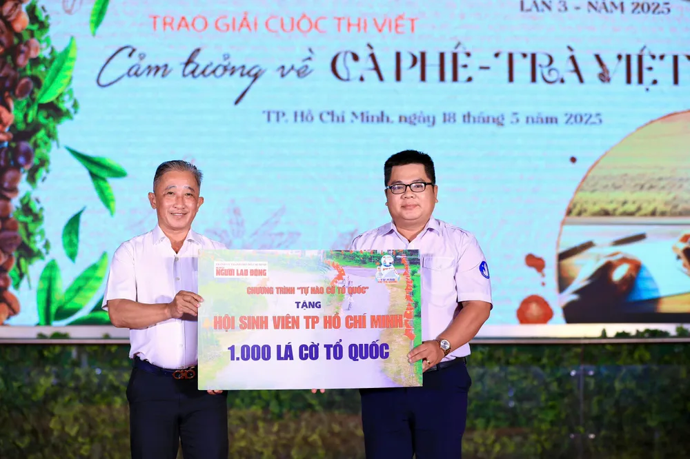 Phó Tổng Biên tập Báo Người Lao Động Bùi Thanh Liêm trao bảng trao tặng 1.000 lá Cờ Tổ quốc từ chương trình "Tự hào Cờ Tổ Quốc" cho Hội Sinh viên TPHCM. Ảnh: BTC 18-5. NLĐ 1.jpg