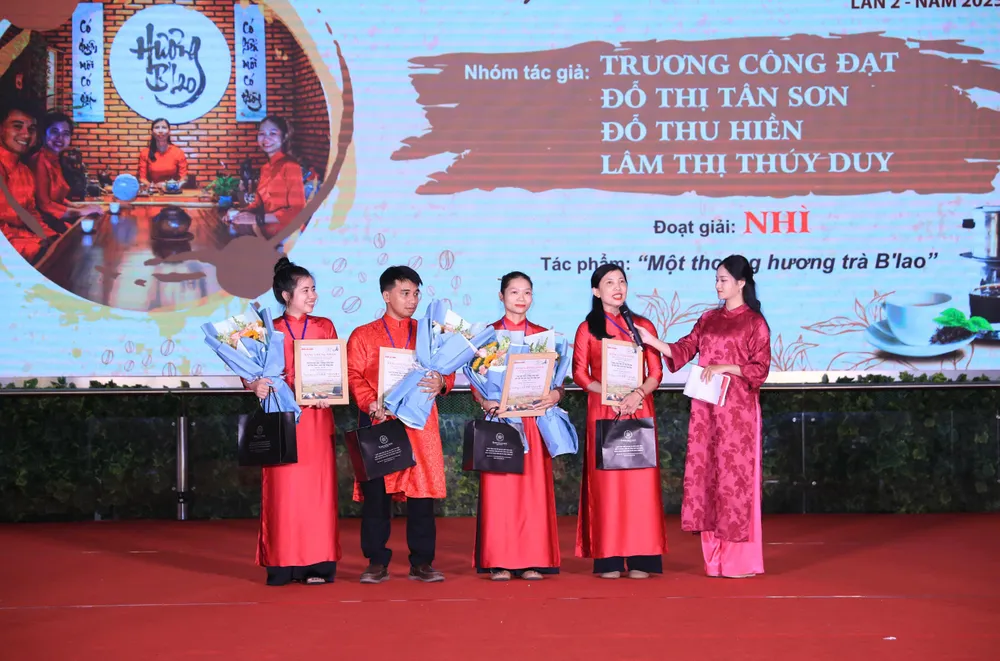 Nhóm tác giả nhận giải Nhì giao lưu tại chương trình. Ảnh: BTC 18-5. NLĐ 4.jpg