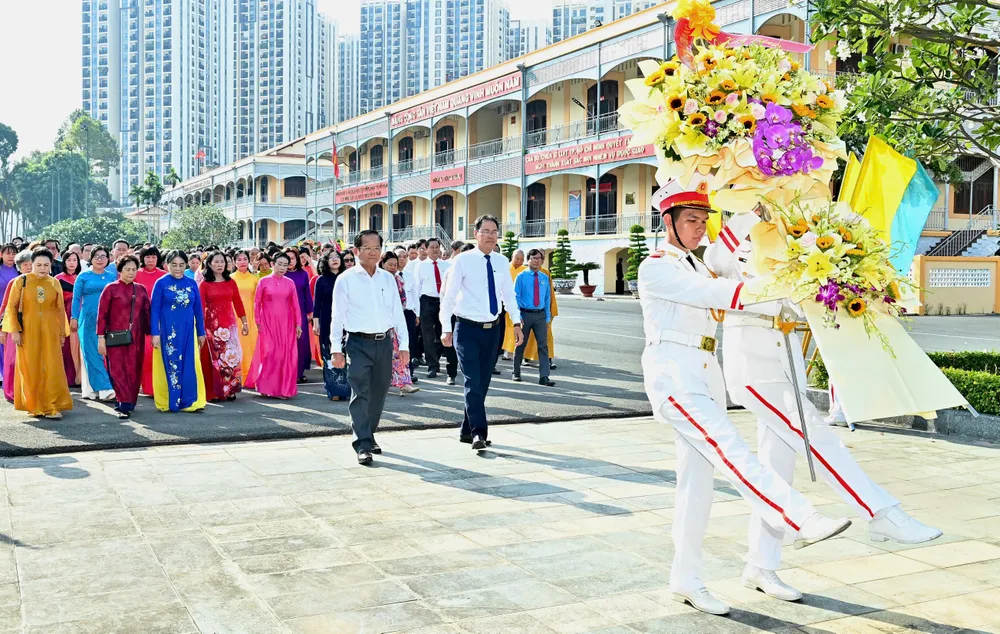Các đại biểu dâng hoa, dâng hương Chủ tịch Hồ Chí Minh tại Bộ Tư lệnh TPHCM. Ảnh: VIỆT DŨNG 19-5. 11.jpg