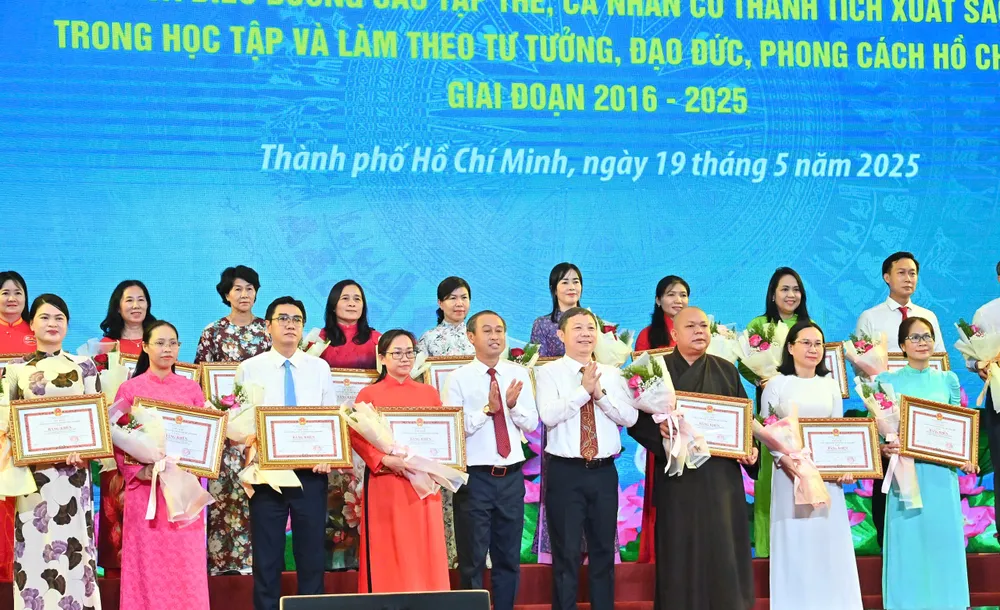 Phó Chủ tịch HĐND TPHCM Huỳnh Thanh Nhân và Bí thư Quận ủy quận 1 Dương Anh Đức chúc mừng các tập thể được tuyên dương. Ảnh: VIỆT DŨNG 19-5. 13.jpg
