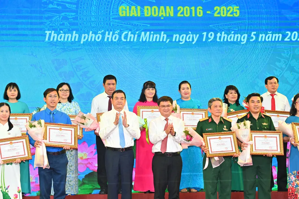 Trưởng Ban Tuyên giáo và Dân vận Thành ủy TPHCM Nguyễn Mạnh Cường và Trung tướng Lê Hồng Nam, Giám đốc Công an TPHCM chúc mừng các tập thể được tuyên dương. Ảnh: VIỆT DŨNG 19-5. 14.jpg
