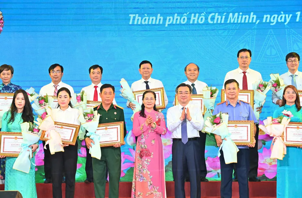 Đồng chí Nguyễn Thanh Nghị và đồng chí Nguyễn Thị Lệ chúc mừng các tập thể được tuyên dương điển hình trong học và làm theo Bác. Ảnh: VIỆT DŨNG 19-5. 15.jpg
