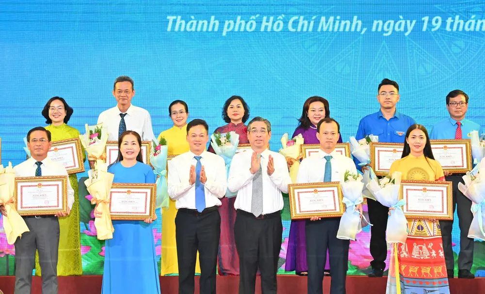 Phó Bí thư Thành ủy TPHCM Nguyễn Phước Lộc và đồng chí Nguyễn Huy Ngọc, Vụ trưởng Vụ Địa phương 3, Ban Tuyên giáo và Dân vận Trung ương chúc mừng các tập thể được tuyên dương. Ảnh: VIỆT DŨNG 19-5. 16.jpg