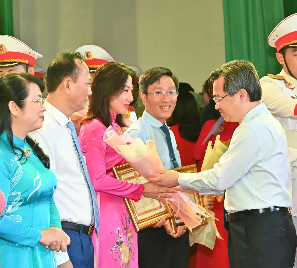 Đồng chí Nguyễn Thanh Nghị trao khen thưởng đến cá nhân được tuyên dương điển hình trong học và làm theo Bác. Ảnh: VIỆT DŨNG 19-5. 20.jpg
