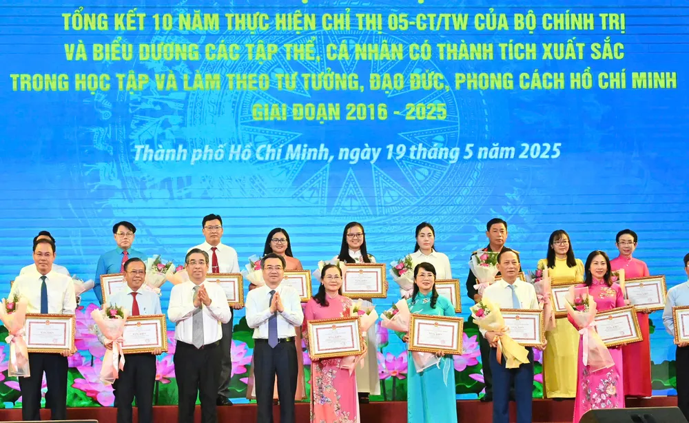 Đồng chí Nguyễn Thanh Nghị và đồng chí Nguyễn Phước Lộc chúc mừng các cá nhân có thành tích xuất sắc trong học tập và làm theo tư tưởng, đạo đức, phong cách Hồ Chí Minh, giai đoạn 2016-2025. Ảnh: VIỆT DŨNG 19-5. 21.jpg