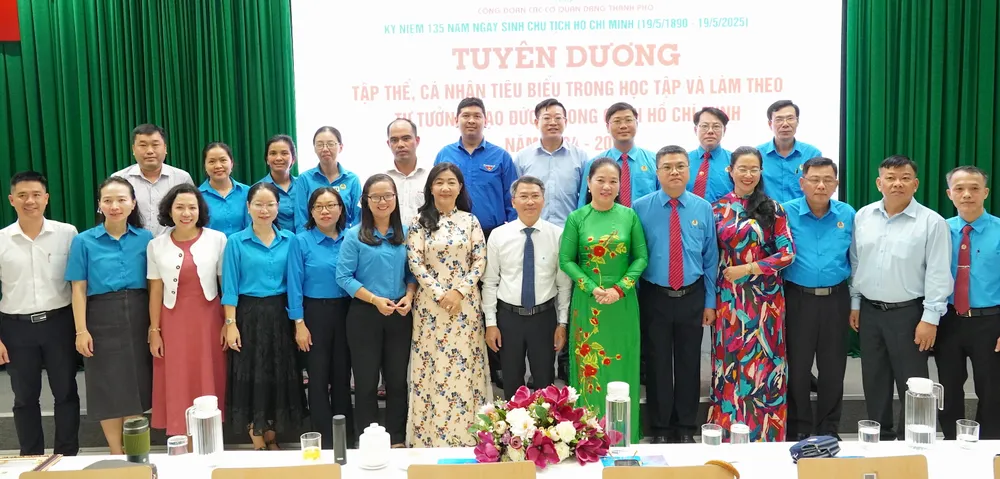 Các đại biểu chụp hình lưu niệm tại hội nghị 2.JPG