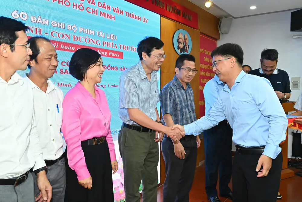 Comrade Nguyen Manh Cuong assessed the film as valuable material for press agencies to use in articles. Photo: VIET DUNG 23-5. Trao phim 1.jpg