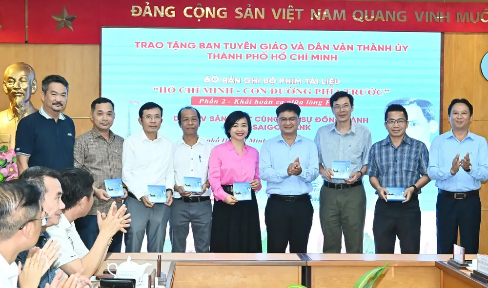 Ho Chi Minh City and Central press units received the recording of part 2 of the documentary 23-5. Trao phim 2.jpg