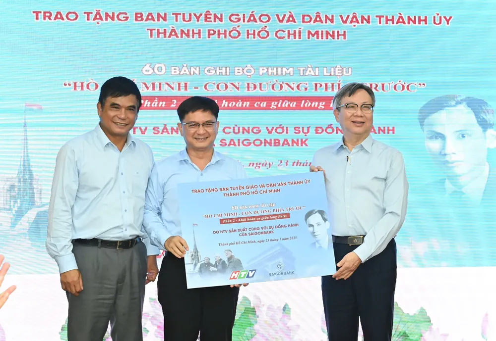 The production unit presented a symbolic plaque of part 2 of the film to the Propaganda and Mass Mobilization Department of the City Party Committee. Photo: VIET DUNG 23-5. Trao phim 3.jpg