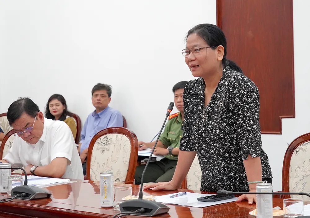 Phó Chánh Văn phòng Thành ủy TPHCM Lê Thị Thanh Thúy thông tin tại phiên họp. Ảnh: PHƯƠNG UYÊN 3.JPG
