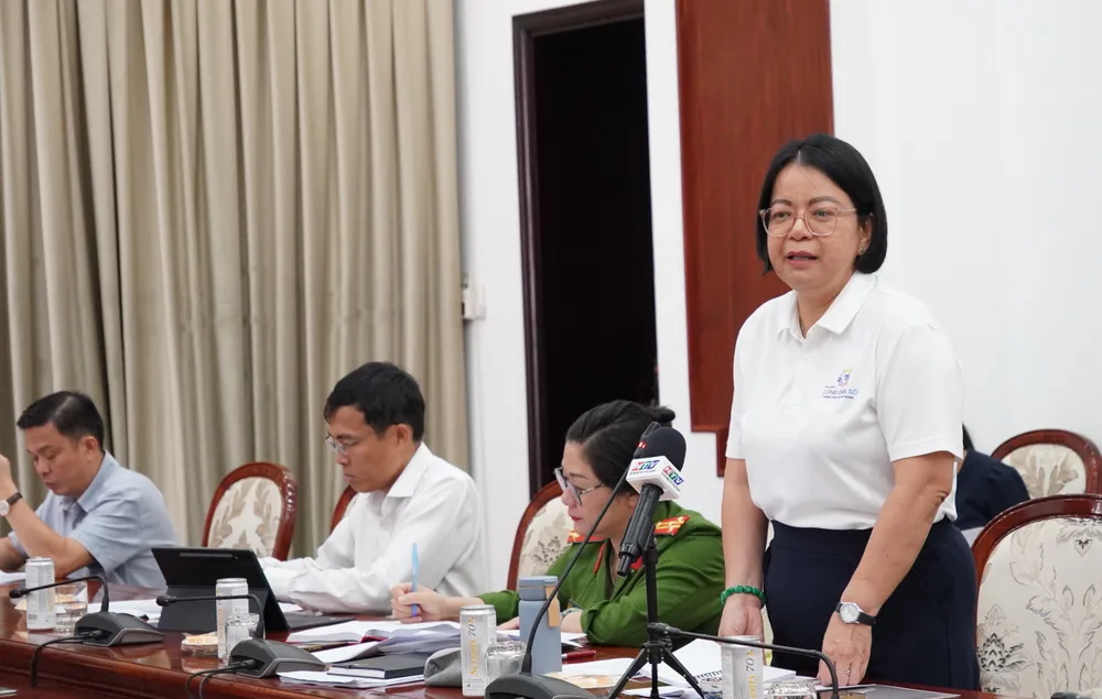 Giám đốc Trung tâm Chuyển đổi số TPHCM Võ Thị Trung Trinh thông tin tại phiên họp. Ảnh: PHƯƠNG UYÊN 6HH05716.JPG